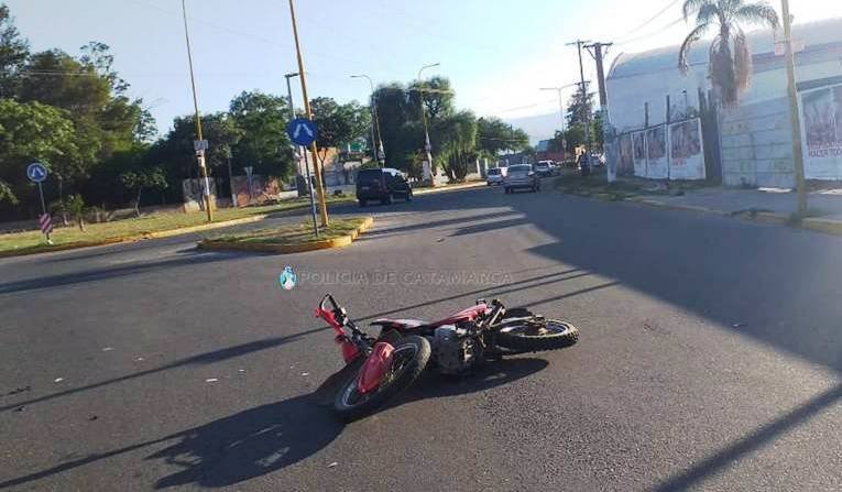 Accidente entre un auto y una moto