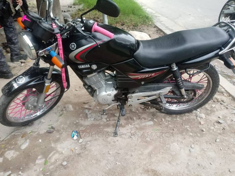 Aprehenden a dos jóvenes y secuestran una motocicleta en el norte de la Capital