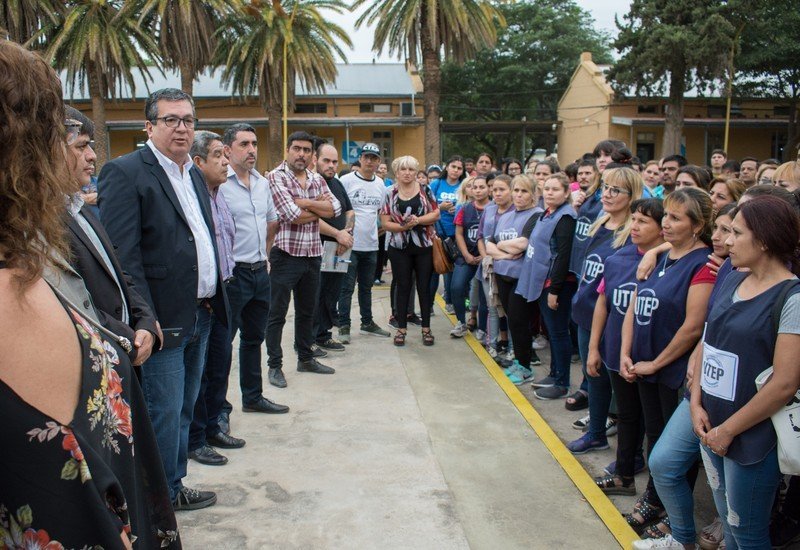 Beneficiarios de programas sociales se suman a la refacción de escuelas