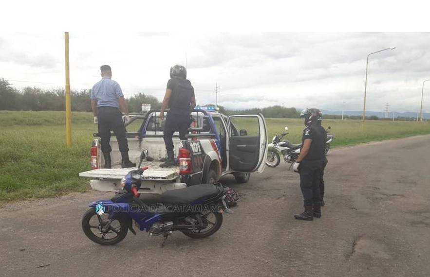 Tras una persecución iniciada en Capayán aprehenden a dos jóvenes y secuestran una moto en la zona sur de la Capital