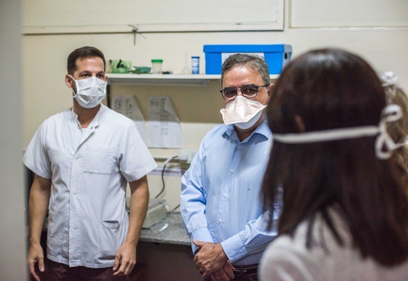 Raúl supervisó el laboratorio local para cotejar COVID19 y se reunió con referentes de la salud
