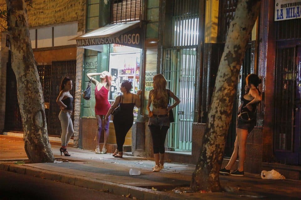 Coronavirus: Un hombre dijo que buscaba travestis cuando la policía lo detuvo
