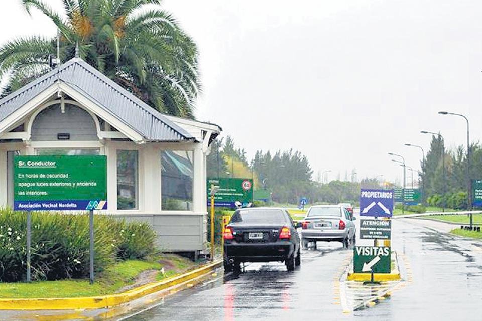 Un sacerdote repartió bendiciones desde una 4×4 y pidió diezmo por CBU