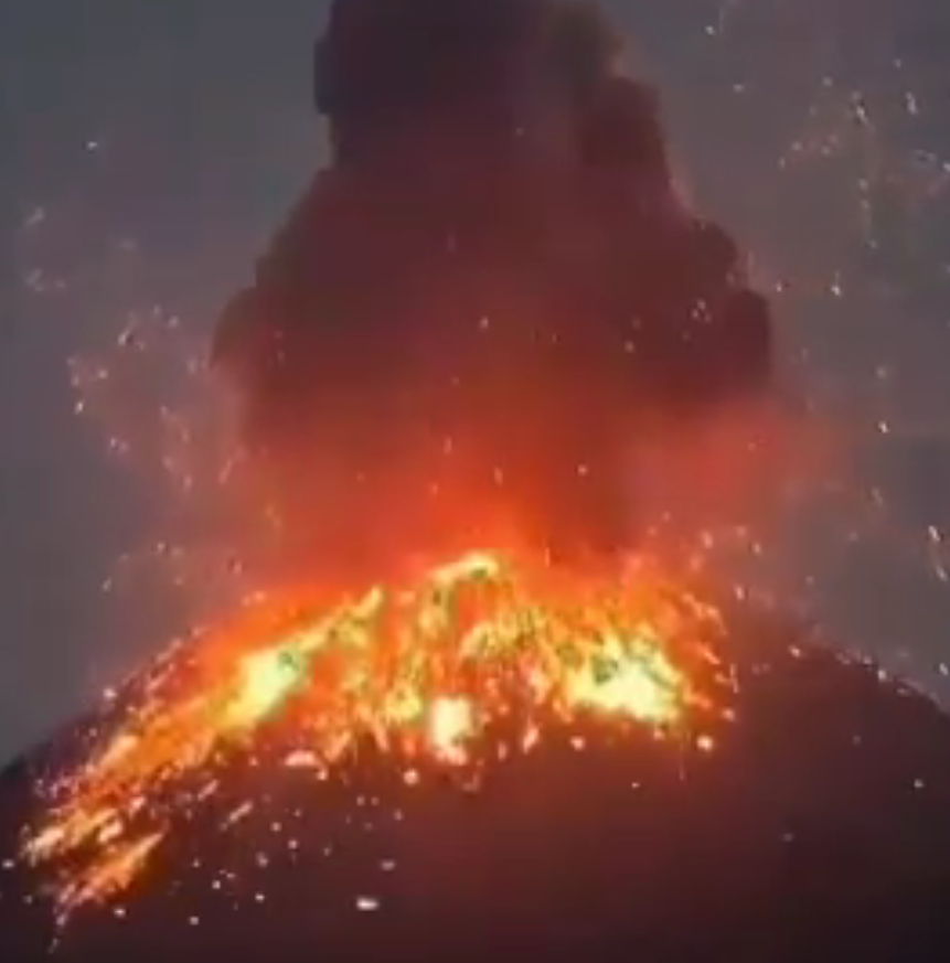 Ultimo momento: Hace erupción el poderoso volcán Krakatoa en Indonesia