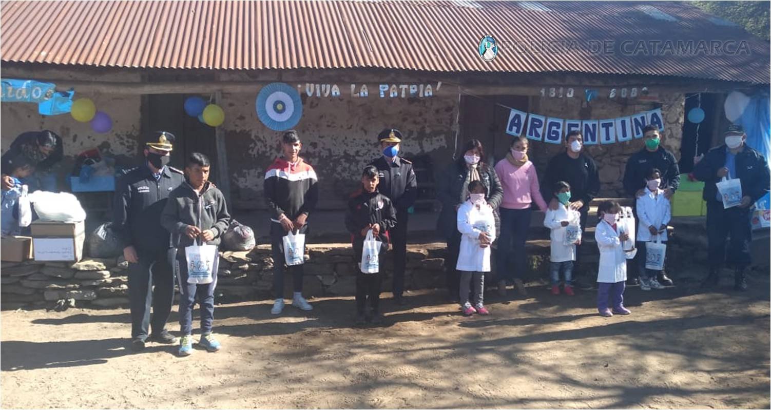 Efectivos de la Jefatura de Zona «C» El Alto celebraron el 25 de Mayo con alumnos de una Escuela de ese Departamento