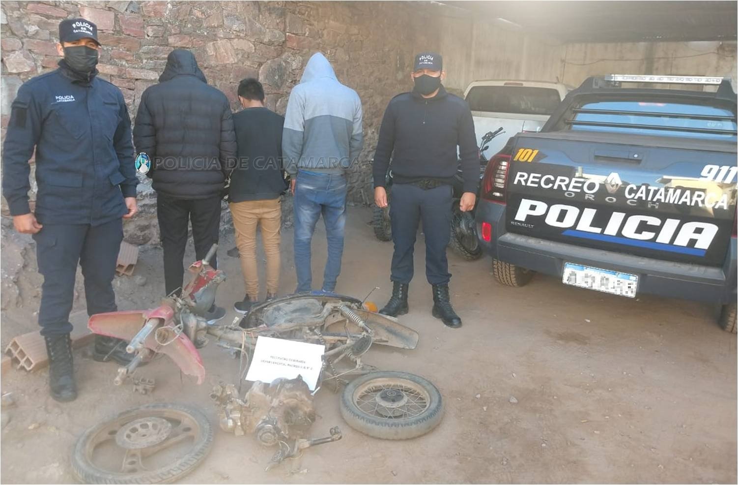 Aprehenden a tres jóvenes y recuperan una motocicleta robada totalmente desarmada en La Paz