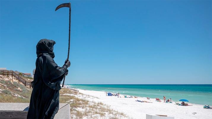 En Florida abrieron las playas y «La Muerte» fue a protestar la medida