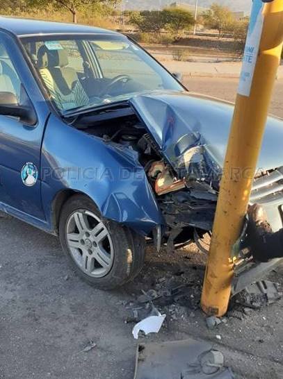 Un auto resultó dañado tras chocar contra un poste del alumbrado público