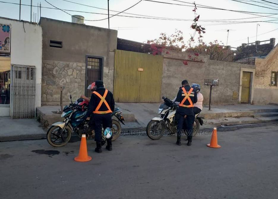 Operativos de control vehicular e identificación de personas en Capital y Valle Viejo