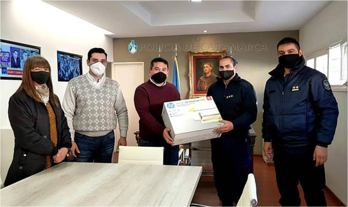El Intendente Municipal donó una impresora a Policías de Fray Mamerto Esquiú