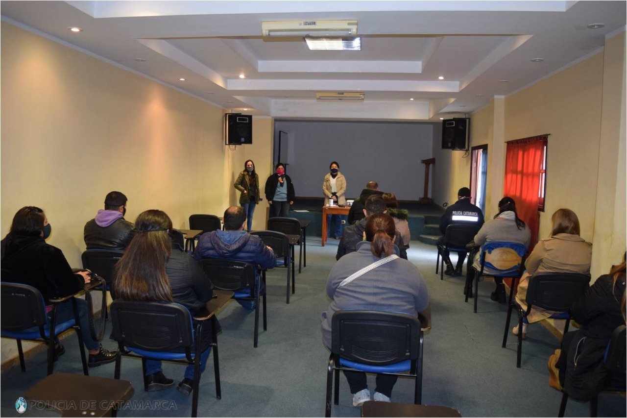 Efectivos policiales participaron de un taller de capacitación brindado por personal de la División Gabinete de Psicología de la Policía de la Provincia