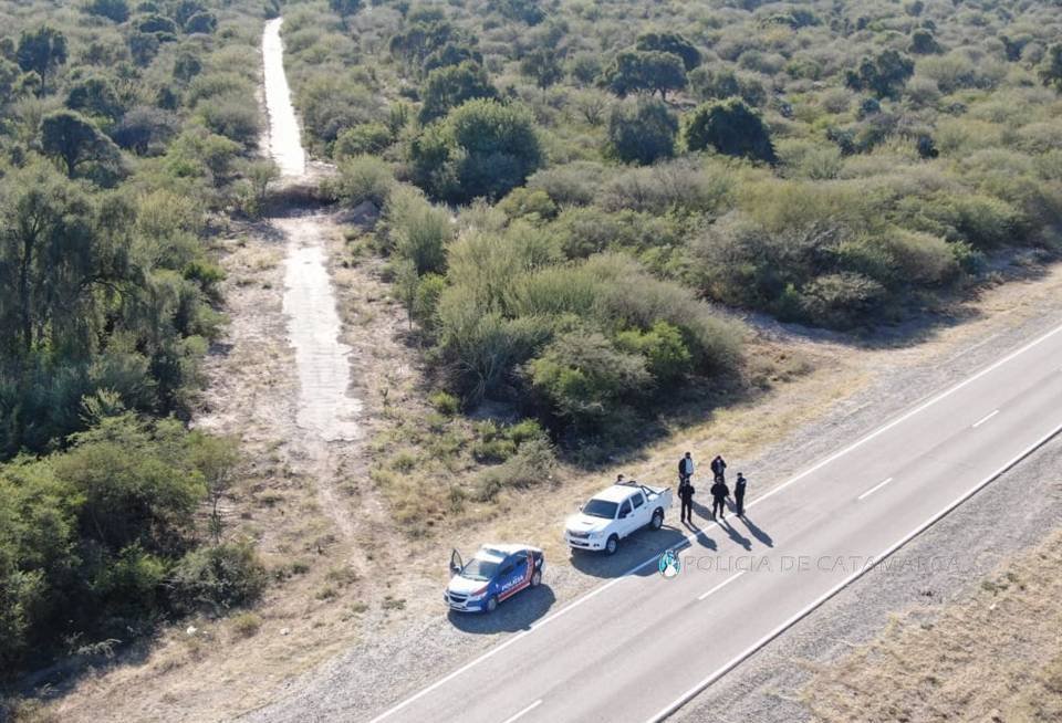 El COE Policial junto al personal de la Jefatura de Zona “A” trabajan en el control de caminos alternativos en Capayán
