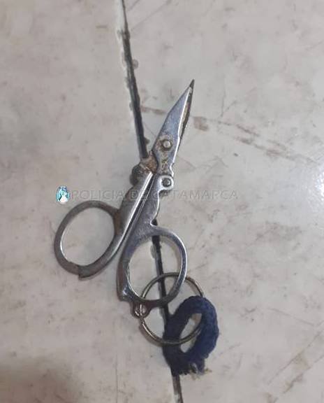 Detienen a un joven y secuestran una tijera en el barrio 107 viviendas sur