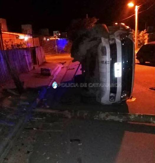 Una camioneta y un auto colisionaron en el sector norte de la Capital