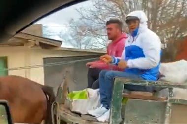 El boxeador «Chino» Maidana se solidarizó con un amigo y lo ayuda a vender leña por las calles