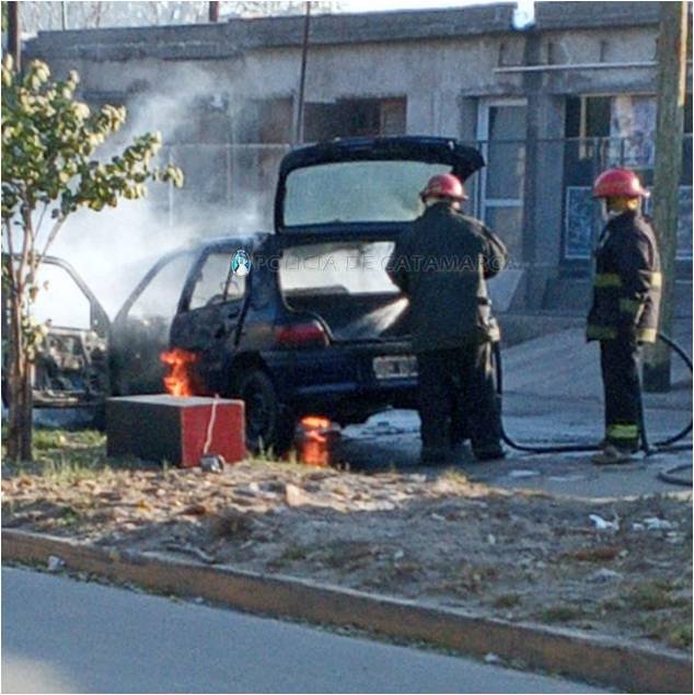 Voraz incendio de un automóvil en la Capital