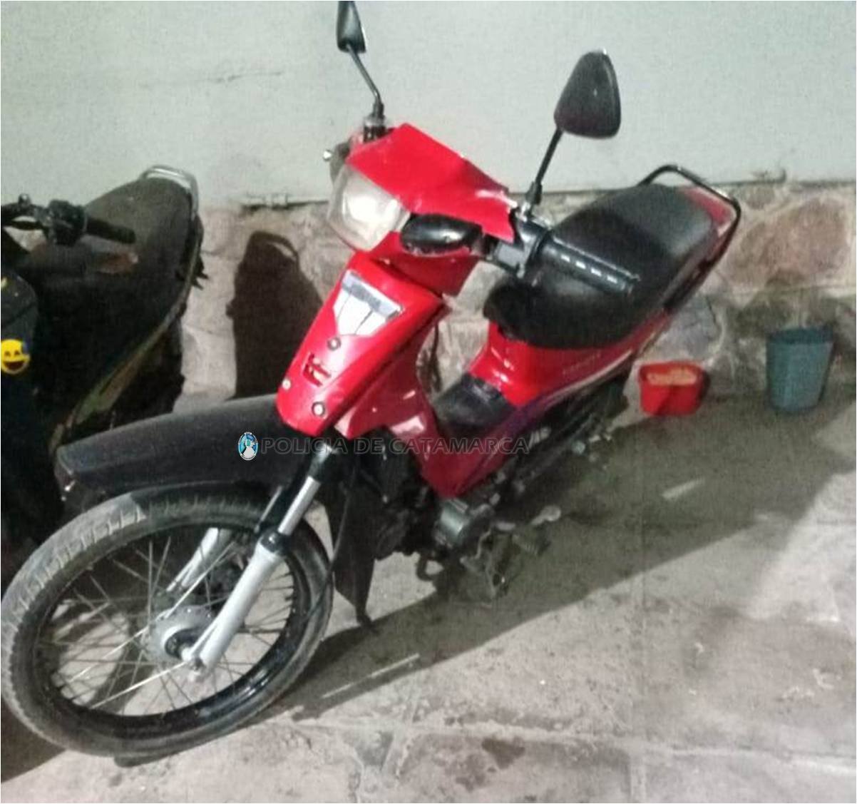 Arrestan a un joven y secuestran una motocicleta