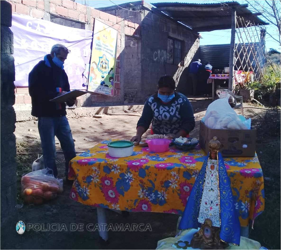En Valle Viejo Personal de la División Enlace Comunitario de la Policía de la Provincia desarrolló la campaña solidaria «La Solidaridad Abriga»