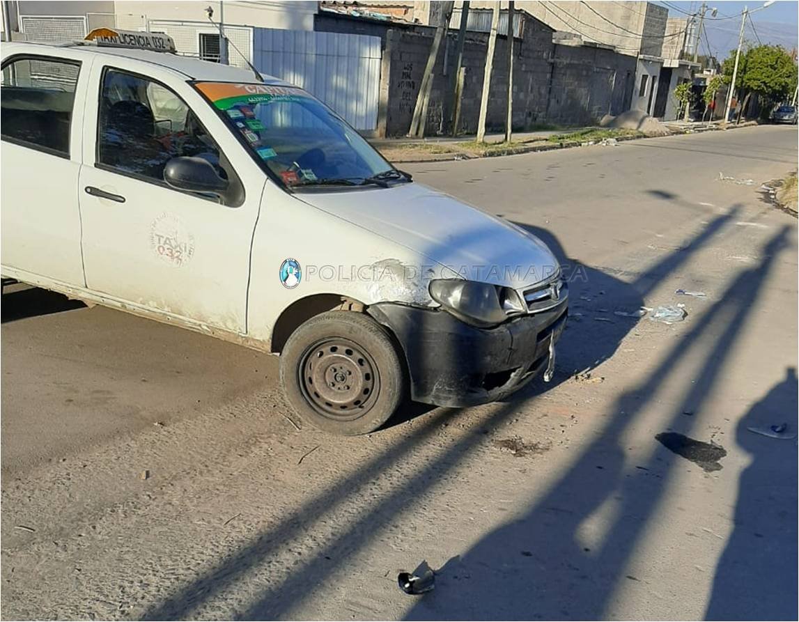 Fuerte choque entre un auto y una moto