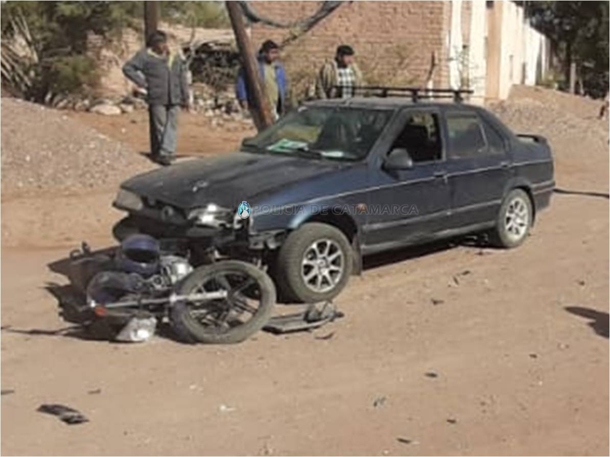 Colisionaron un auto y una moto en Tinogasta