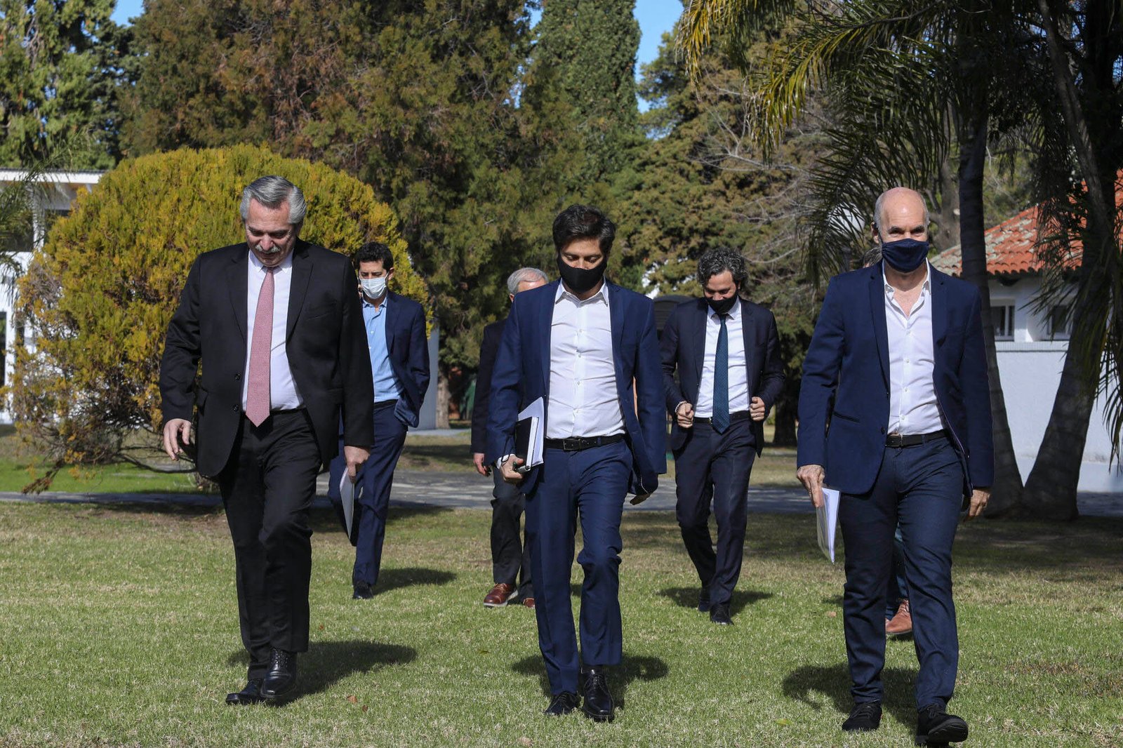 Fernández anunció una apertura escalonada: «Vamos a ir tratando de volver a la vida habitual»