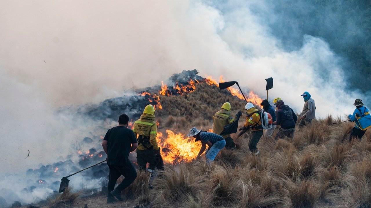 Hoy se podría contener el incendio del cerro Ancasti