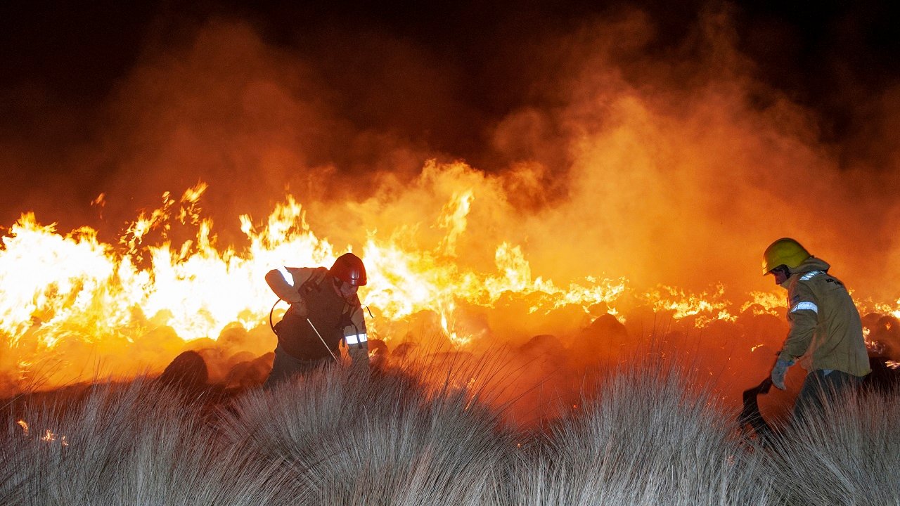 Incendio forestal de pastizales en el cerro Ancasti