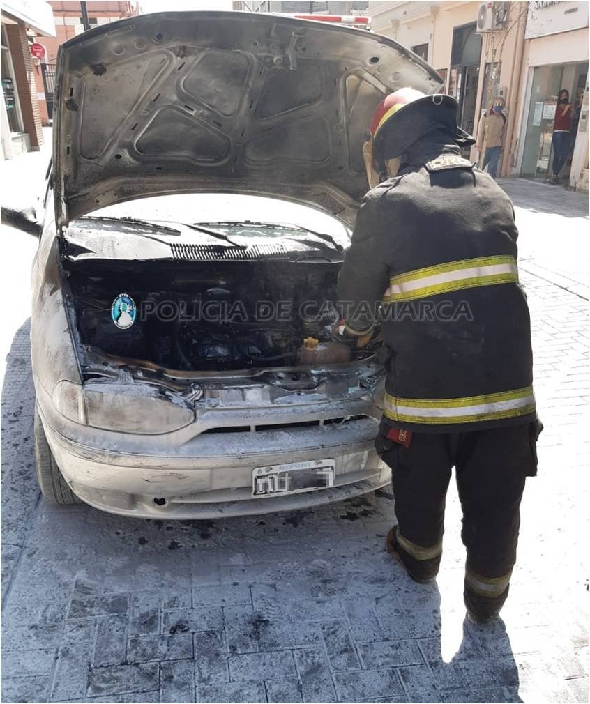 Incendio en un automóvil en pleno centro de la Capital