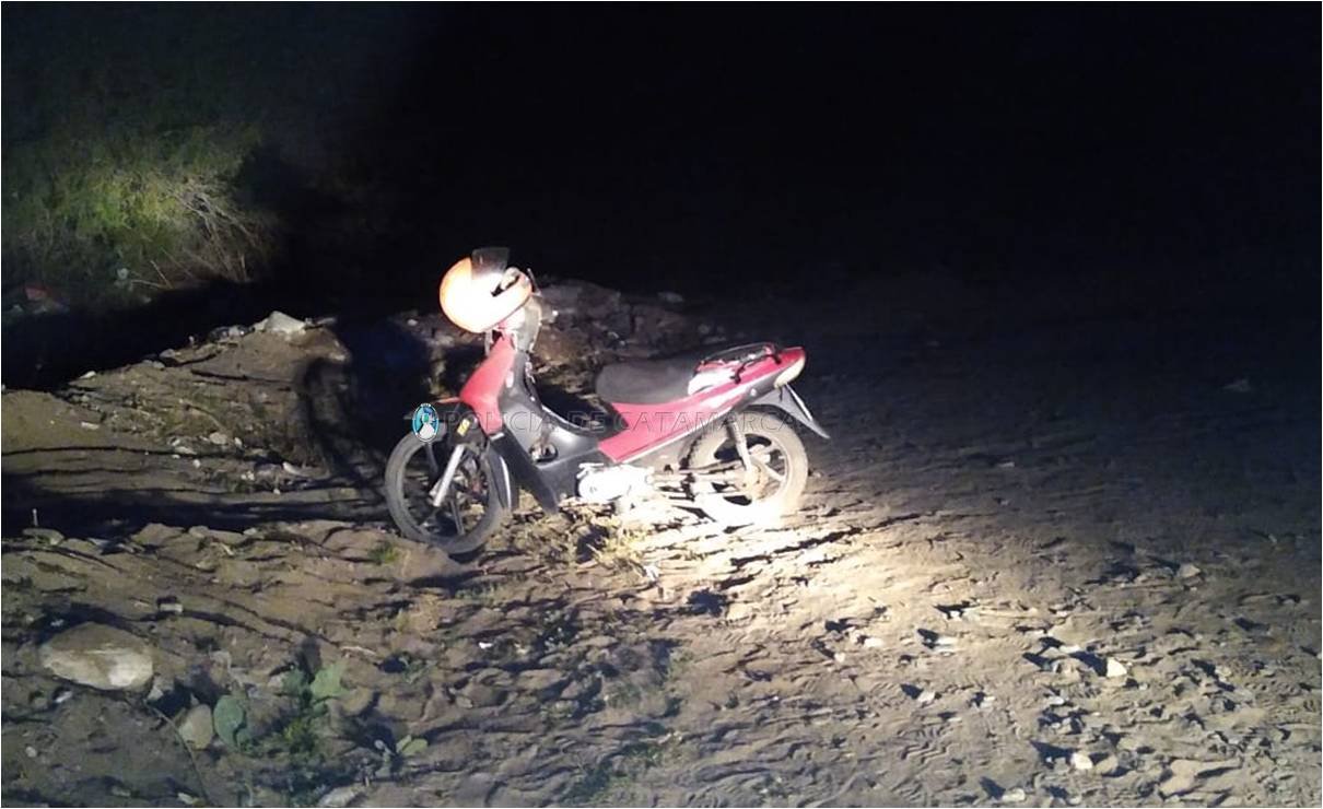 Una mujer derrapó en su moto y resultó lesionada