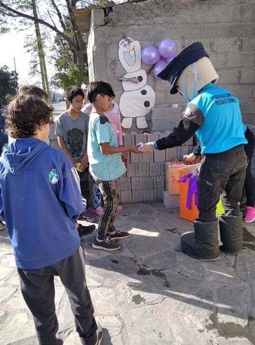 Policías continúan agasajando a los niños por su Día