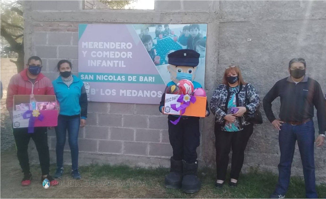 Efectivos policiales agasajaron a los niños en su Día