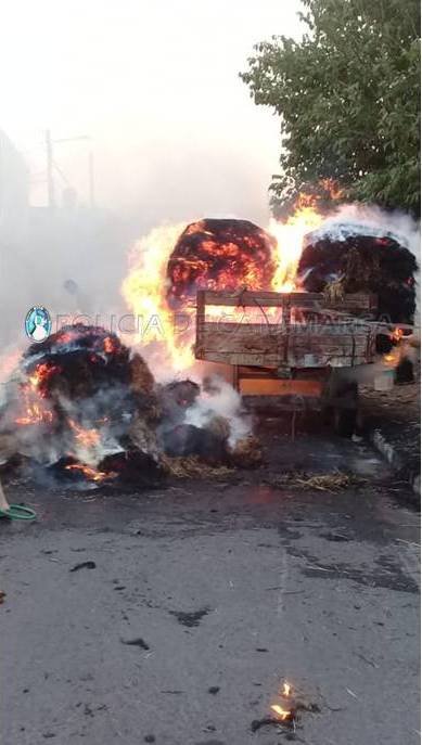 Se incendió una carga de rollos de alfalfa