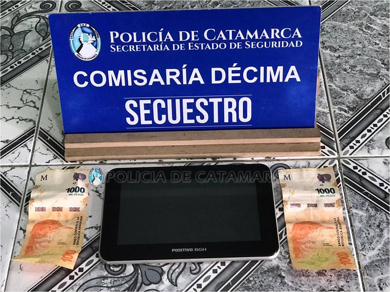 Recuperan una tablet y dinero en efectivo sustraídos tras la aprehensión de dos jóvenes en el sur de la Capital