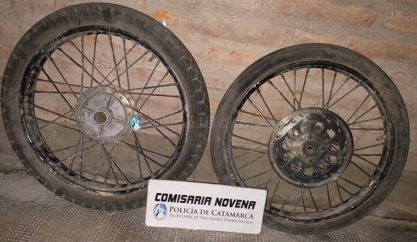 Aprehenden a un joven y secuestran ruedas de motocicleta de dudosa procedencia