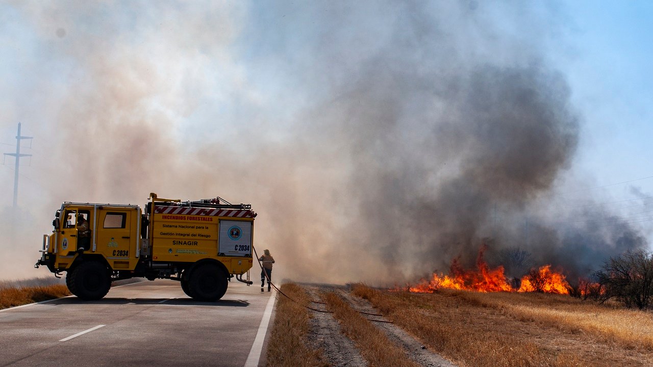 Contienen incendios en Banda de Varela y Ruta Nacional N°38