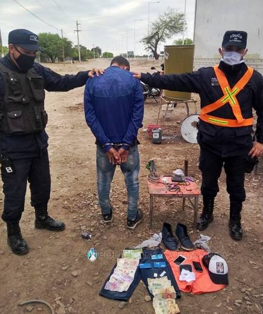 Aprehenden a un joven y secuestran elementos de dudosa procedencia en la zona sur de la Capital