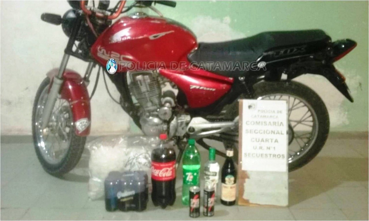 Secuestran una moto y bebidas alcohólicas