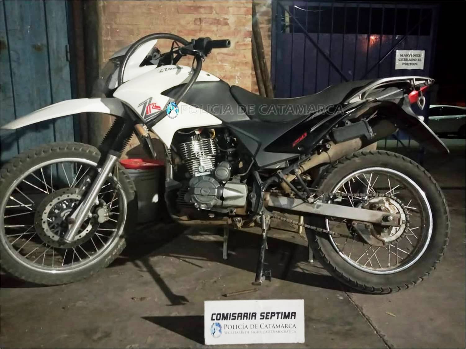 Secuestran una motocicleta de dudosa procedencia y aprehenden a un hombre  en el sector norte de la Capital