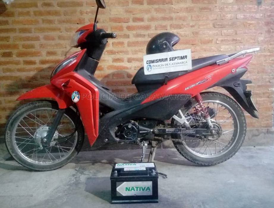 Aprehenden a un joven y recuperan una batería para auto sustraída