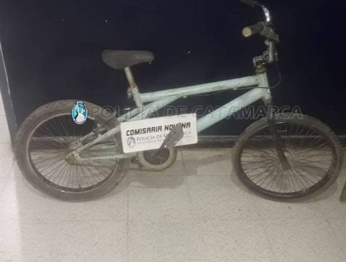 Resguardan a un niño, demoran a un adolescente y secuestran una bicicleta