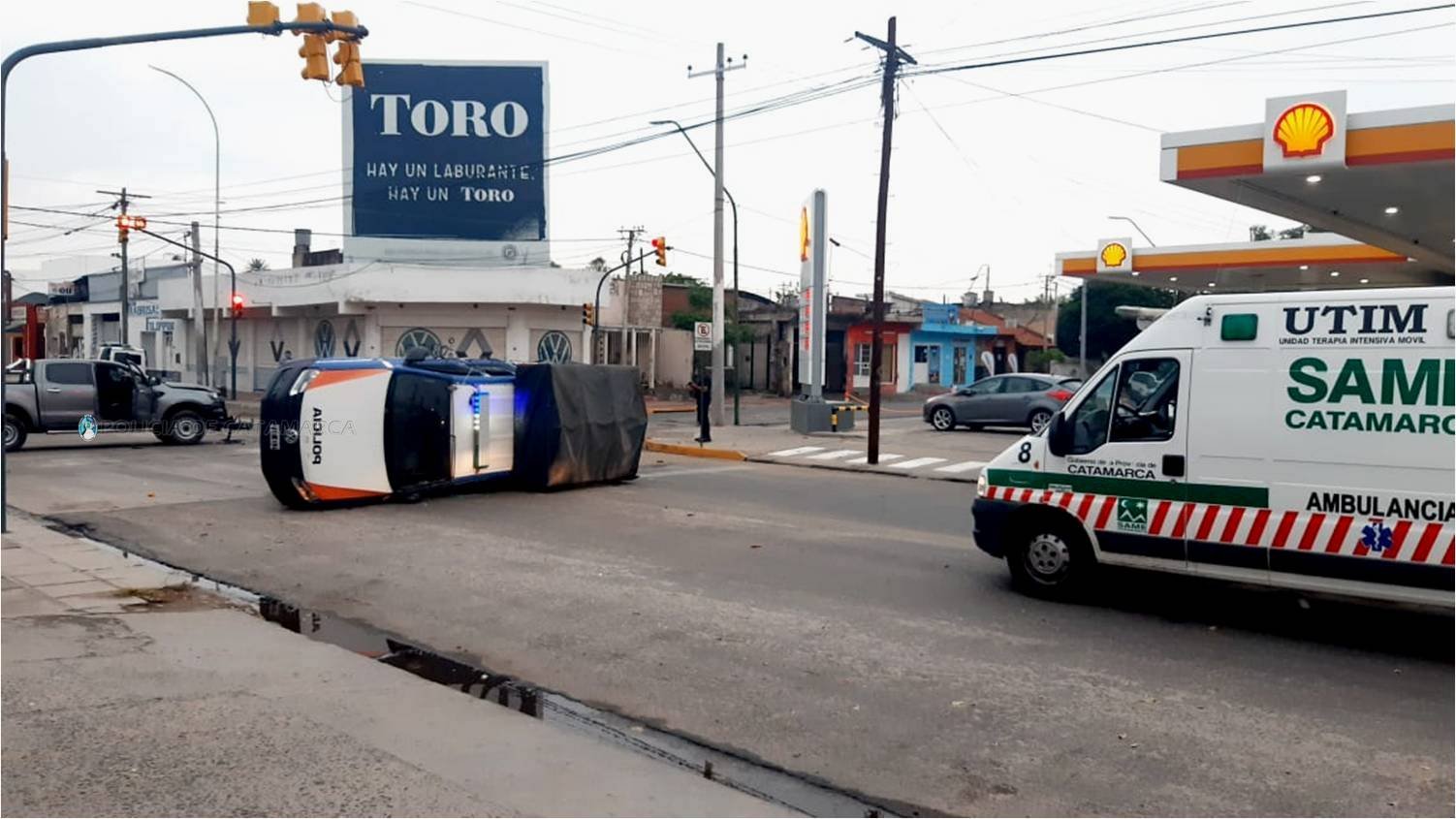 Un móvil policial y una camioneta protagonizaron un siniestro vial en la Capital