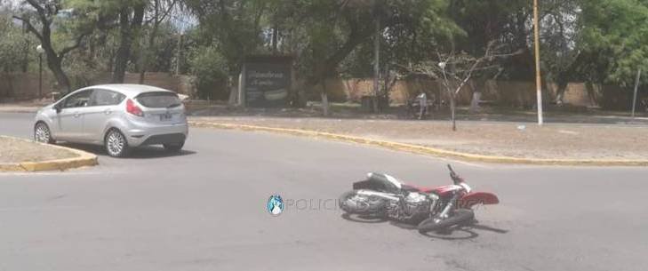 Una moto y un auto protagonizaron un siniestro vial