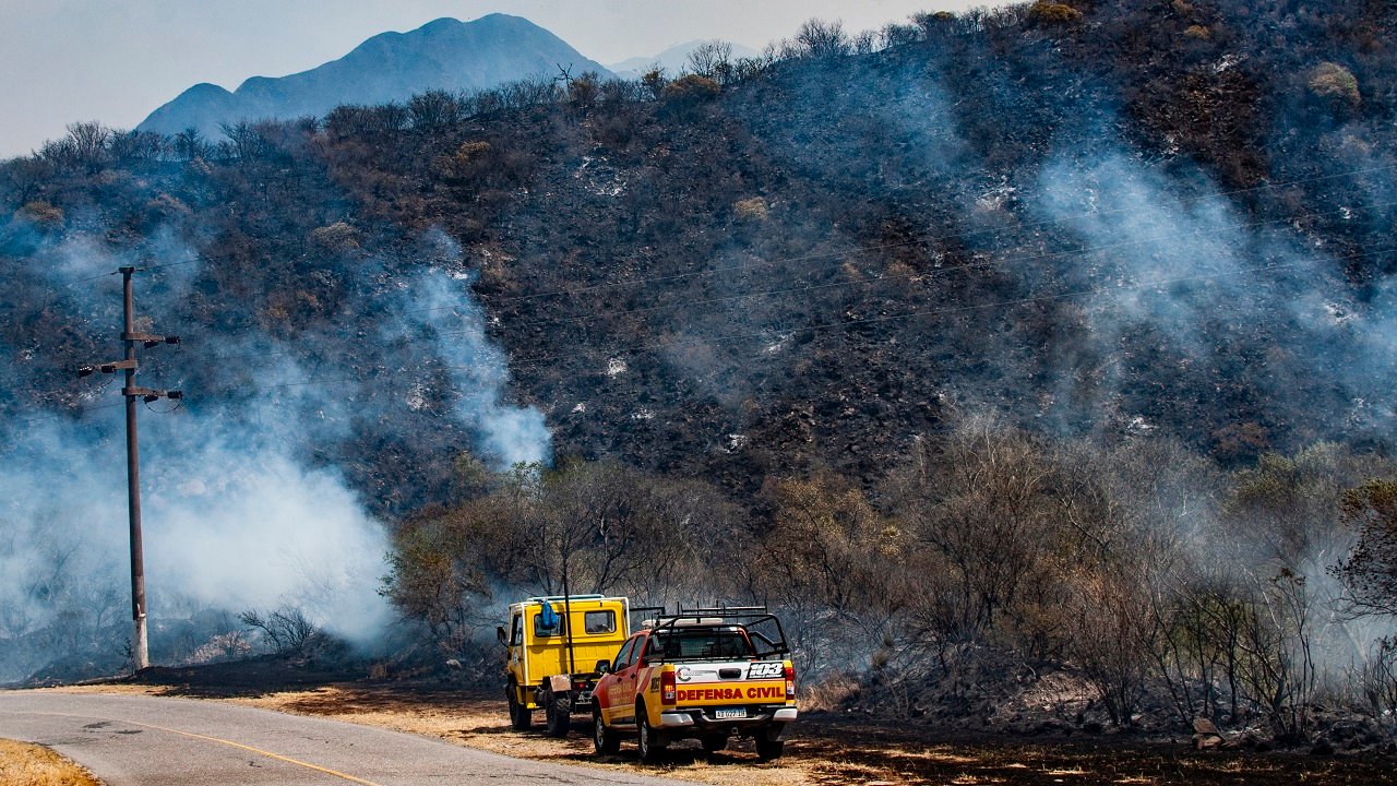 Un incendio forestal iniciado en Tucumán ingresa a Catamarca por Paclín