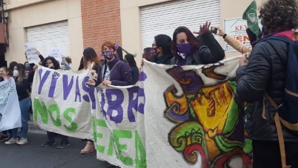 La Asamblea «Ni Una Menos» marcha para pedir que no prescriba una causa de abuso contra Moisés Pachado