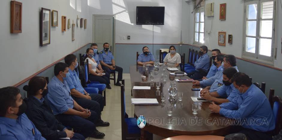 Jefes de distintas dependencias del Valle Central participaron de una charla brindada por personal de la División Gabinete Psicológico de la Policía de la Provincia