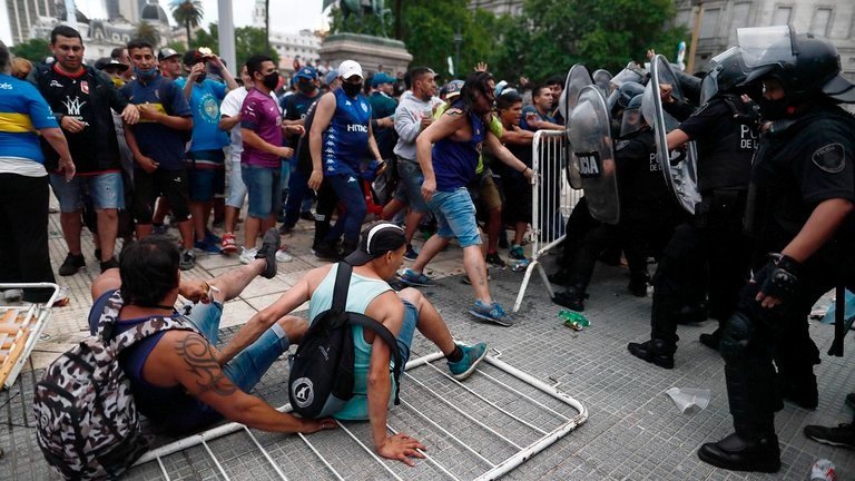 Incidentes en la Casa Rosada: trepan las rejas para ingresar al velatorio de Diego Maradona