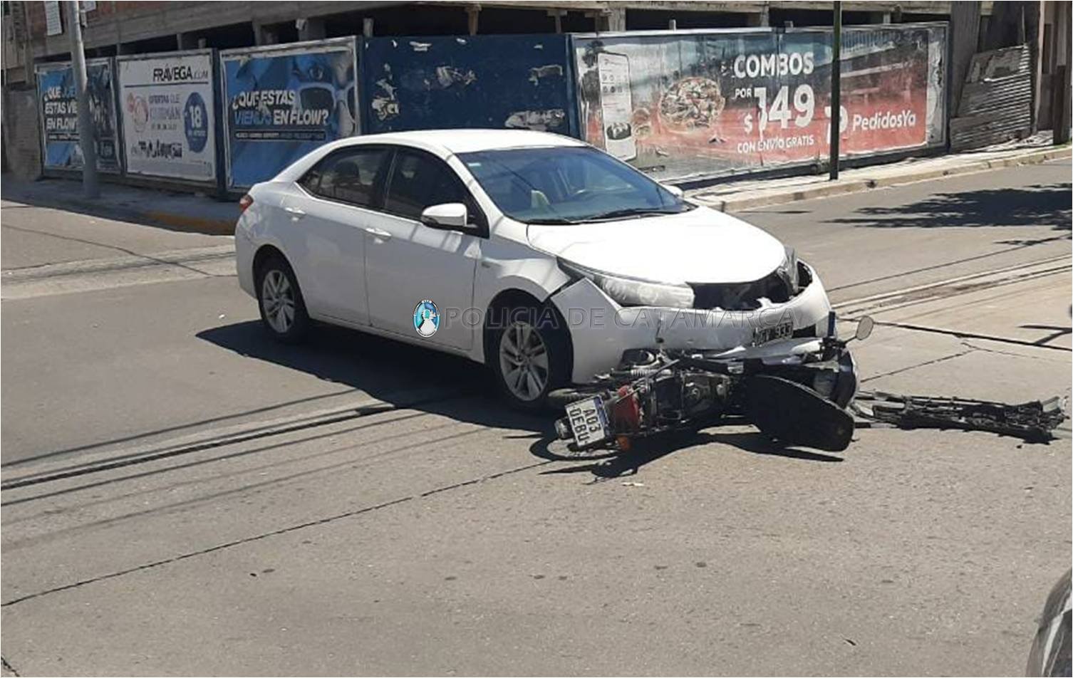 Un auto y una moto protagonizaron un siniestro vial