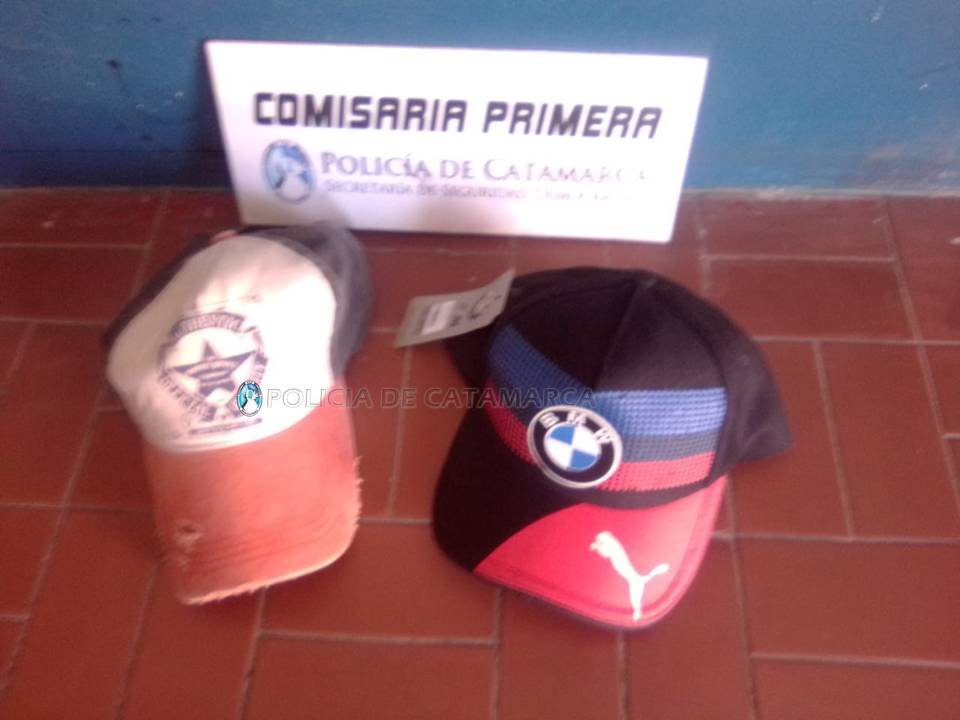 Recuperan dos gorras sustraídas y aprehenden a una joven mujer en el centro de la Capital