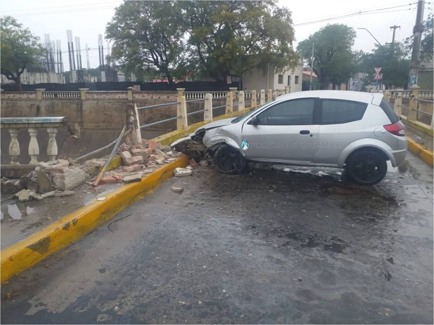 Perdió el control de su auto y terminó chocando contra la barrera de contención del puente.