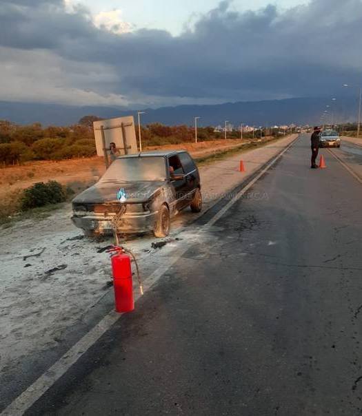 Incendio de un automóvil en Valle Viejo